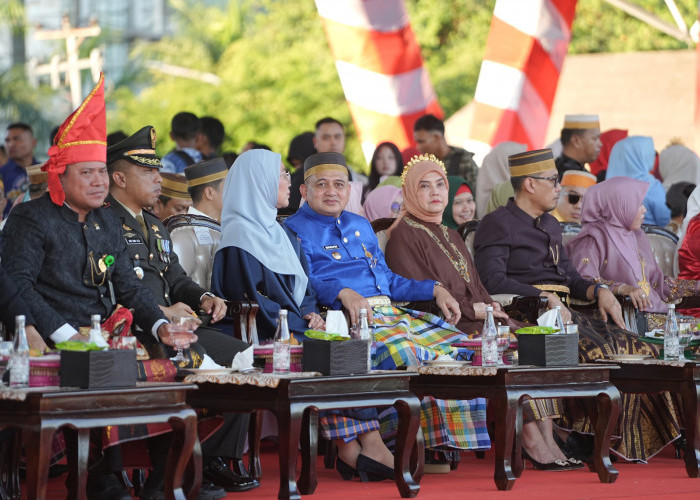 Munafri-Aliyah Saksikan Tim GASTA Tampilkan Formasi Stupa Borobudur di     Upacara Penurunan Bendera