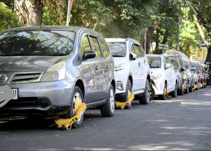 Parkir Liar, Dishub Makassar Gembok 31 Mobil di Sejumlah Ruas Jalan
