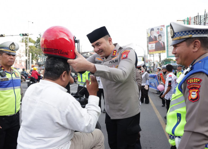 Edukasi Keselamatan Berkendara, Satlantas Polres Gowa Bagikan Helm Gratis ke Pengendara