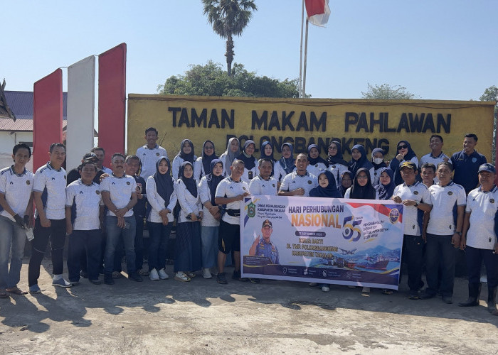 Bukan Sekadar Seremonial, Dishub Takalar Bersihkan Makam Pahlawan di Harhubnas