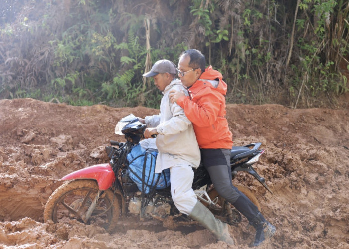 Danny Pomanto Nekat Jajal Medan Jalan Seko Berlumpur, Ingin Tuntaskan Pembangunan