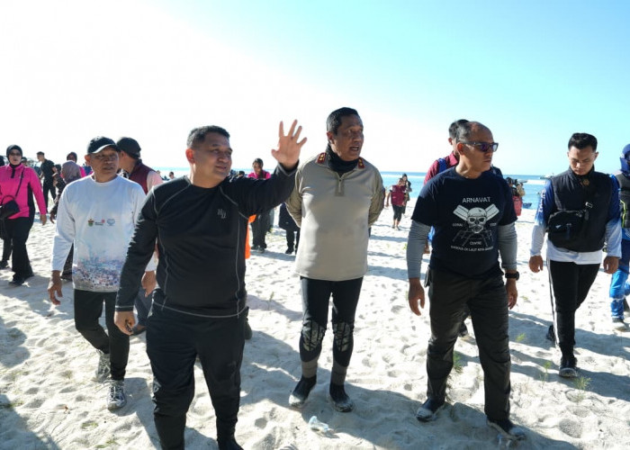 Pemkot Makassar dan Kapolda Sulsel Serahkan Bantuan Sosial ke Warga Kepulauan Lanjukang