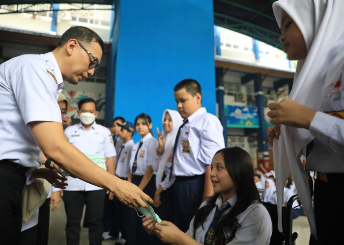 Sekda Makassar Siapkan Langkah Antisipasi Pencemaran Udara, Masker Dibagikan ke Sekolah