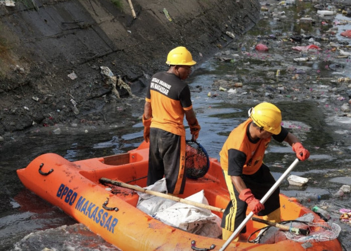 Respon Cepat, BPBD Makassar Bersihkan Kanal Bara-Baraya Timur
