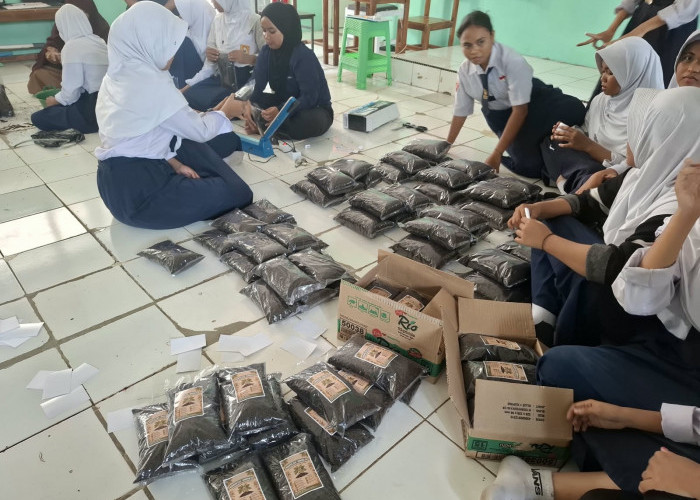 SMPN 34 Makassar Produksi 100 Kilogram Kompos dari Limbah Nangka