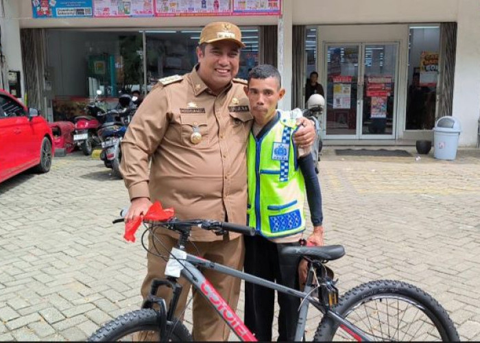 Bupati Maros Berikan Hadiah Sepeda ke Tukang Parkir