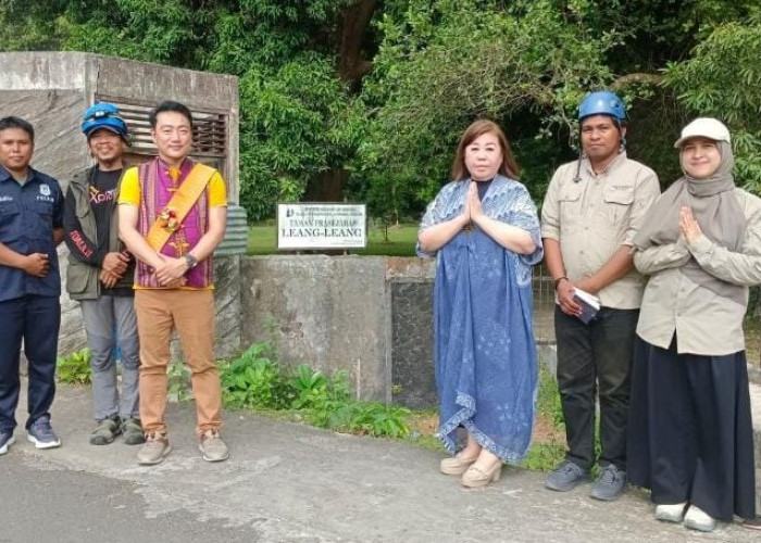 Presiden Indonesia Diaspora Network USA Butce Lie Kunjungi Leang-Leang