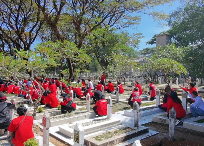 Bersih Makam, Tabur Bunga, dan Berbagi: Cara PDI Perjuangan Sulsel Memaknai Bulan Bung Karno
