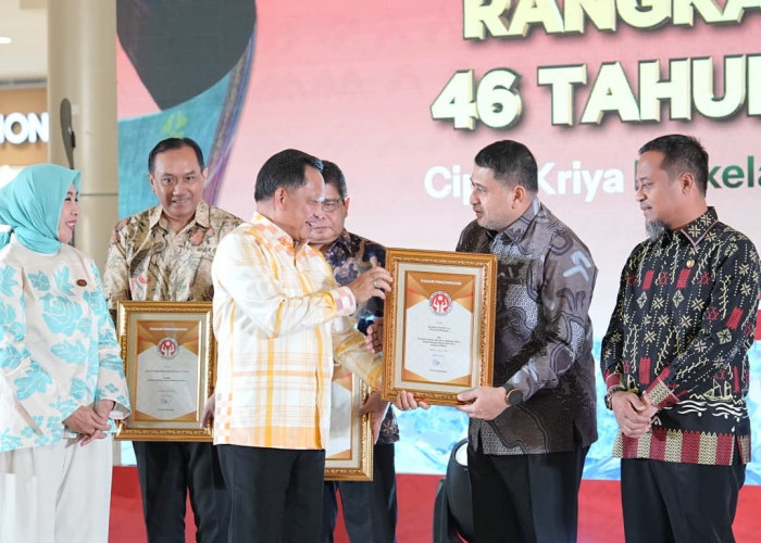 Kemendagri Anugerahi Kota Makassar Penghargaan Wastra dan Kriya