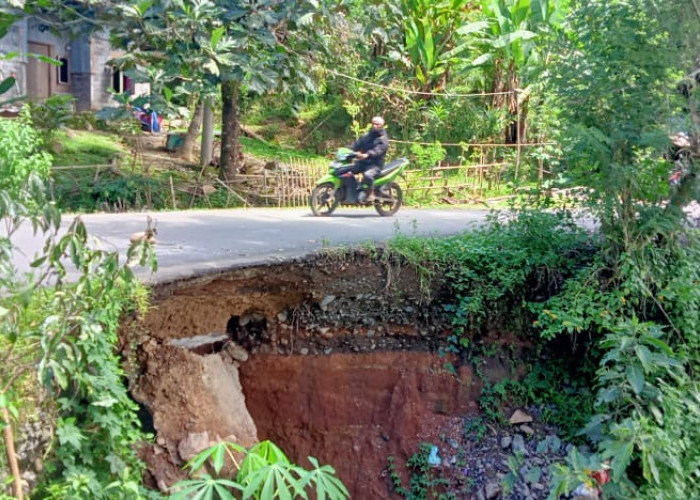 Tanah Terkikis, Aspal Ruas Bontojai-Pakkolompo Nyaris Putus