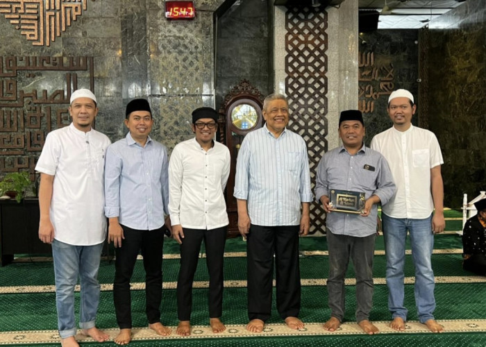 DPRD Sulsel Serahkan Infaq Rp61 Juta untuk Buka Puasa di Masjid Al-Markaz