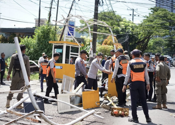 Tak Berizin, Portal Parkir Ilegal di Ramayana Pettarani Akhirnya Dibongkar