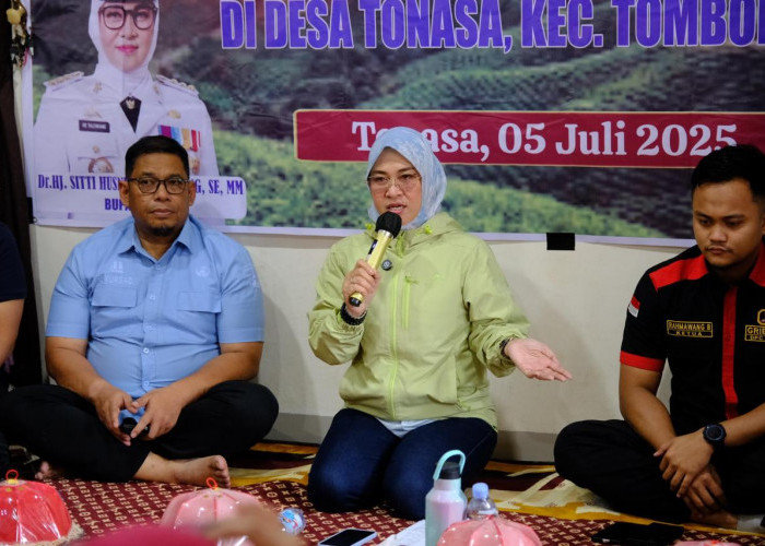 Bertandang ke Tombolopao, Bupati Husniah Jamin Ketersediaan Pupuk Petani dan Pengaspalan Jalan