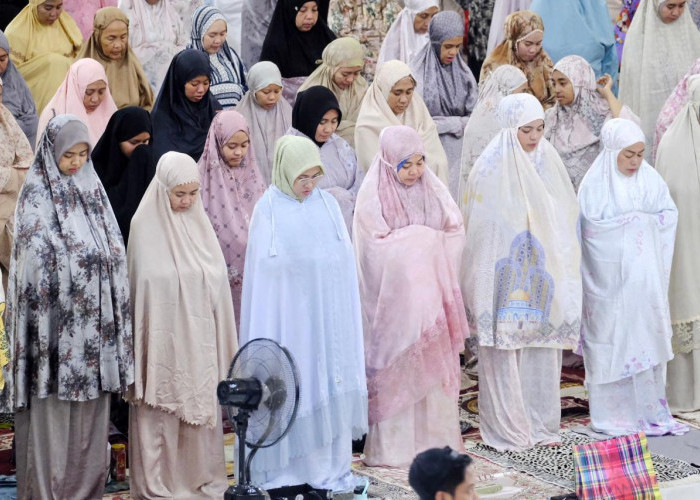 Tarawih Pertama, Bupati Talenrang : Ramadan Bulan Perbaikan Diri 