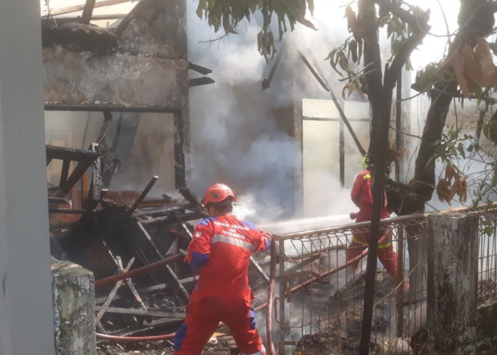     Damkarmat Makassar Catat 402 Kasus Kebakaran Hingga Oktober