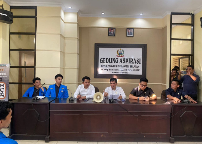 BEM FEB Unismuh Makassar  Suarakan Penolakan PPN 12% di Kantor DPRD Sulsel