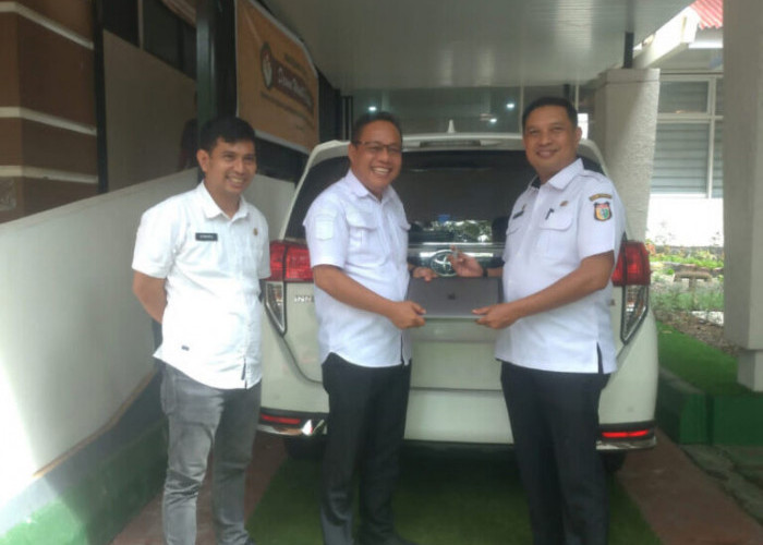 Plt Setwan DPRD Makassar Terima Alat Inventaris dari Pejabat Lama