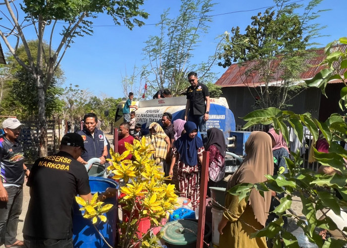 Bukan Cuma Berantas Narkoba, Satresnarkoba Polres Takalar Turun Salurkan Air Bersih