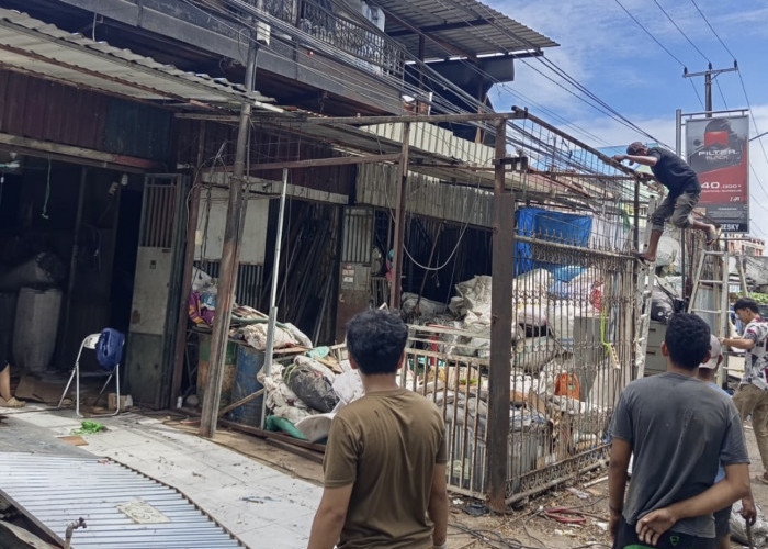 Berdiri Diatas Drainase, 6 Lapak di Tamalanrea di Bongkar Mandiri Pemiliknya