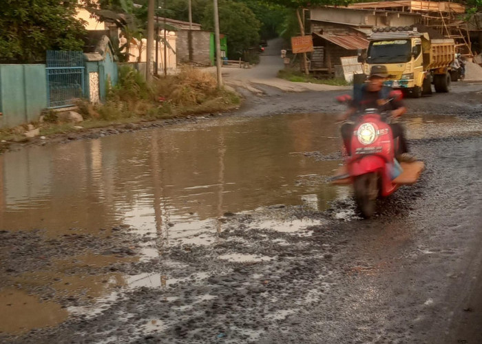 Jelang Musim Hujan, Ruas Provinsi di Gowa tak Juga Diperbaiki