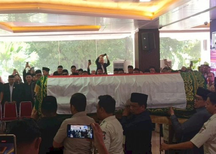 DPRD Makassar Lepas Jenazah H. Ruslan Mahmud dengan Penuh Penghormatan