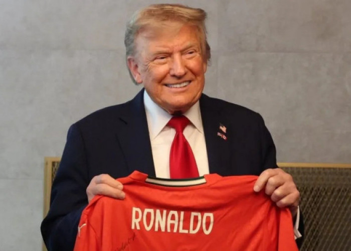 Lewat Sebuah Jersey, Cristiano Ronaldo Titip Pesan Perdamaian untuk Donald Trump