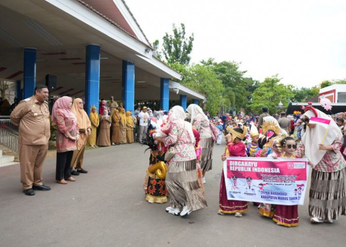 Sambut HUT-RI ke 80, Ribuan Pelajar di Maros Meriahkan Gerak Jalan Kreasi