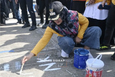 Ribuan Pelajar di Sidrap Manfaatkan    Jalan Beton 3 Kilometer untuk Melukis