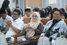 13 Guru Berprestasi dan Berdedikasi di Gowa Terima Penghargaan