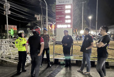 Bukan Cuma Amankan Antrean BBM, Polisi Takalar Bagi Makanan untuk Warga yang Bertahan hingga Malam