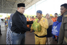 Pemkot Makassar Serahkan 7.100 Paket Lebaran untuk Satgas Kebersihan 