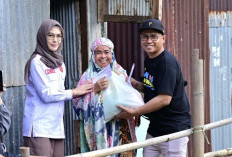 Wakili Ketum IKA Unhas, Cicu Salurkan Bantuan Beras kepada Warga