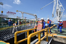 Non Stop, Kapal Tanker Pertamina Antarkan Pasokan Energi dan Bantuan Sembako ke Sumatra