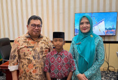 Bupati Takalar Serahkan Penghargaan kepada Burhan, Peraih Juara 3 Nasional Lomba Dongeng