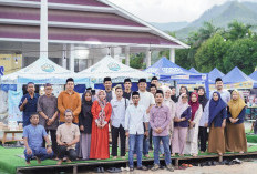 KPU Soppeng Bagi Takjil dan Sosialisasi PDPB di Bulan Ramadhan