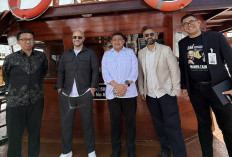 Maher Zain dan Wali Kota Nikmati Makanan Khas serta Keindahan Laut Makassar