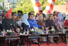 Munafri-Aliyah Saksikan Tim GASTA Tampilkan Formasi Stupa Borobudur di     Upacara Penurunan Bendera