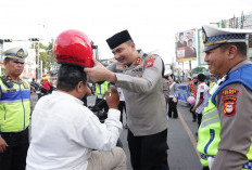 Edukasi Keselamatan Berkendara, Satlantas Polres Gowa Bagikan Helm Gratis ke Pengendara