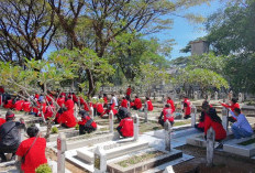 Bersih Makam, Tabur Bunga, dan Berbagi: Cara PDI Perjuangan Sulsel Memaknai Bulan Bung Karno