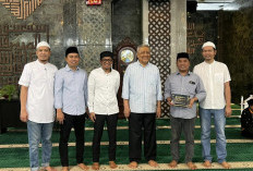 DPRD Sulsel Serahkan Infaq Rp61 Juta untuk Buka Puasa di Masjid Al-Markaz
