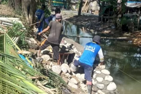 Cegah Penyumbatan, Satgas Dinas PU Makassar Bangun Pondasi di Inspeksi Kanal