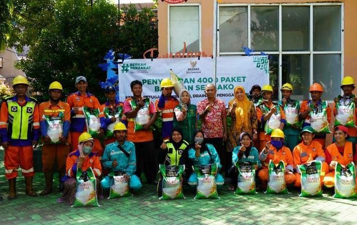 Sebanyak 4.000 Paket Sembako dari Baznas Makassar Diserahkan kepada Satgas Kebersihan