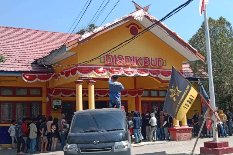 Koalisi Mahasiswa dan Pemuda Demo di Disdikbud Jeneponto, Desak Plt Kadis dan Kabid Dicopot