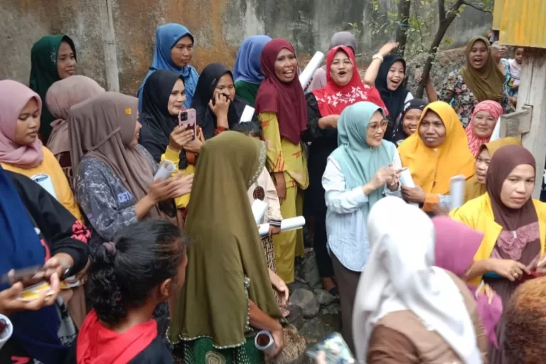 Caleg DPR RI Partai Golkar Gempur 4 Titik di Jeneponto, Hj. Hamsiah Iksan Dikepung Emak-Emak