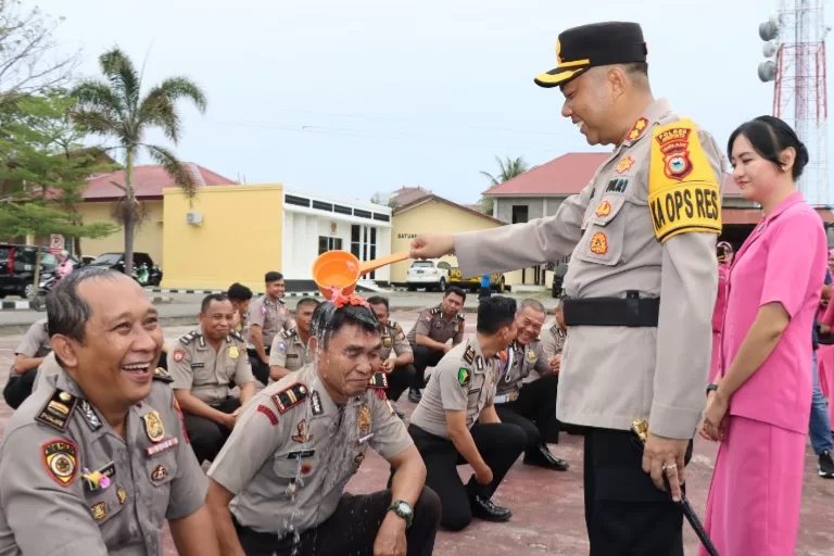 Tak Lama Bergeser, Kapolres Jeneponto Beri Kenaikan Pangkat 27 Personelnya