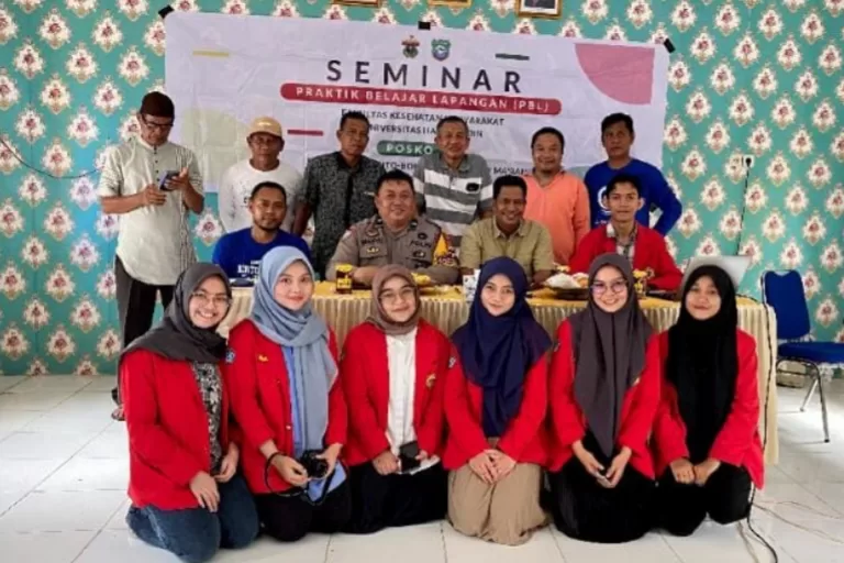 PBL II di Pangkep, Mahasiswa FKM Unhas Edukasi Produk Daur Ulang Sampah Plastik