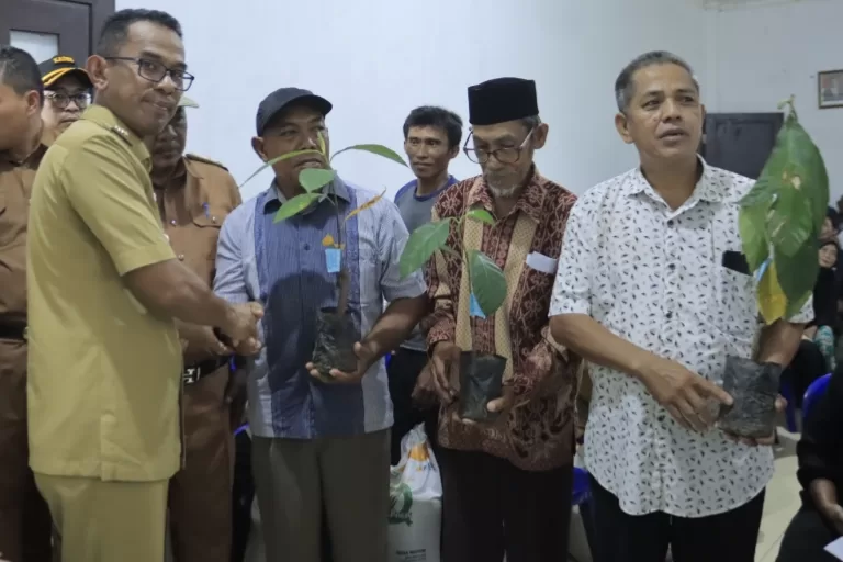 Peduli Masyarakat Miskin, Pj Bupati Takalar Intens Salurkan Ragam Bantuan