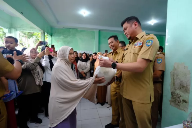 Bupati Adnan Awasi Langsung Penyaluran Bantuan Beras di Gowa