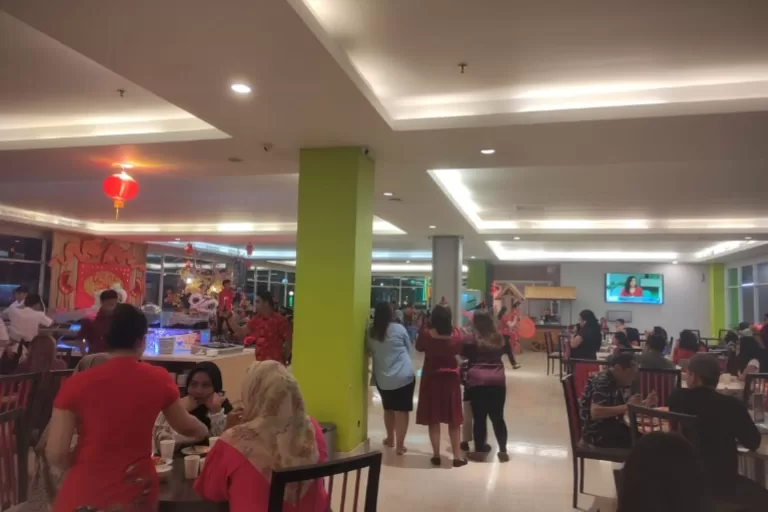 Suasana Homey Imlek Hotel Maxone Makassar di Tahun Naga