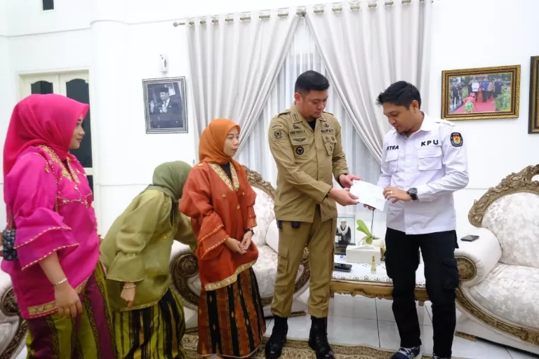 Bupati Adnan Minta KPU Tingkatkan Partisipasi Pemilih Hingga 80 Persen